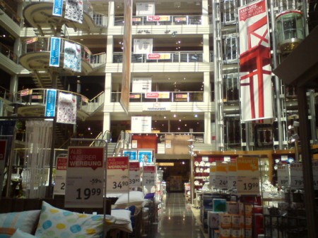 ...takto nejako vyzerajú obchody nábytku - XXXLutz